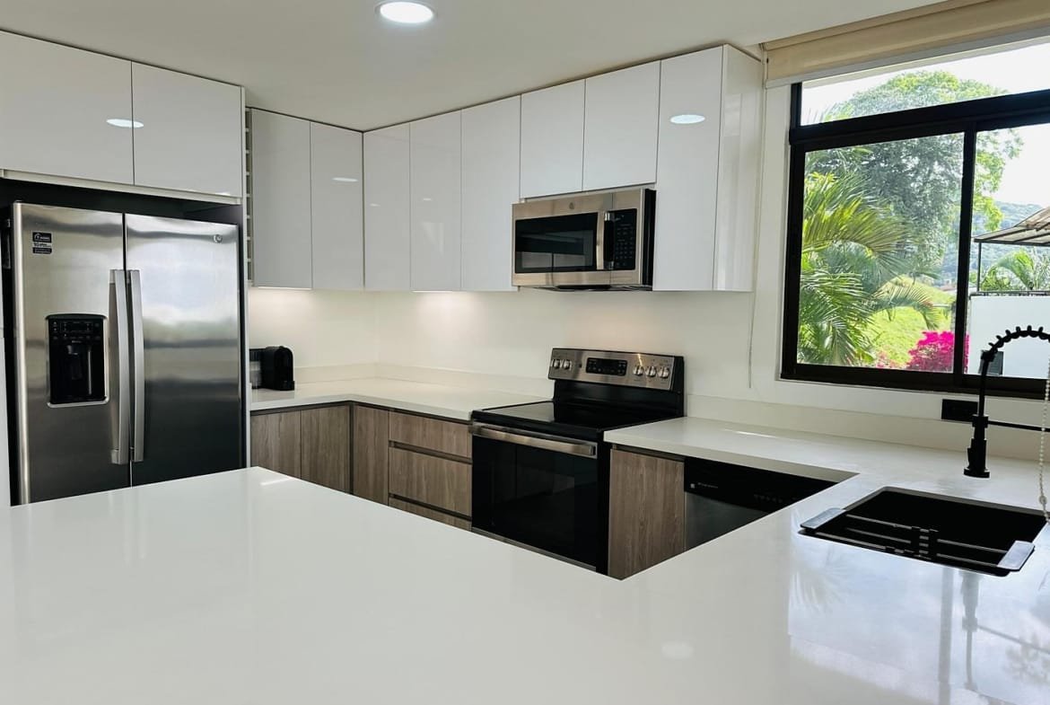 Newly Renovated Loft Penthouse in Avalon Country Club