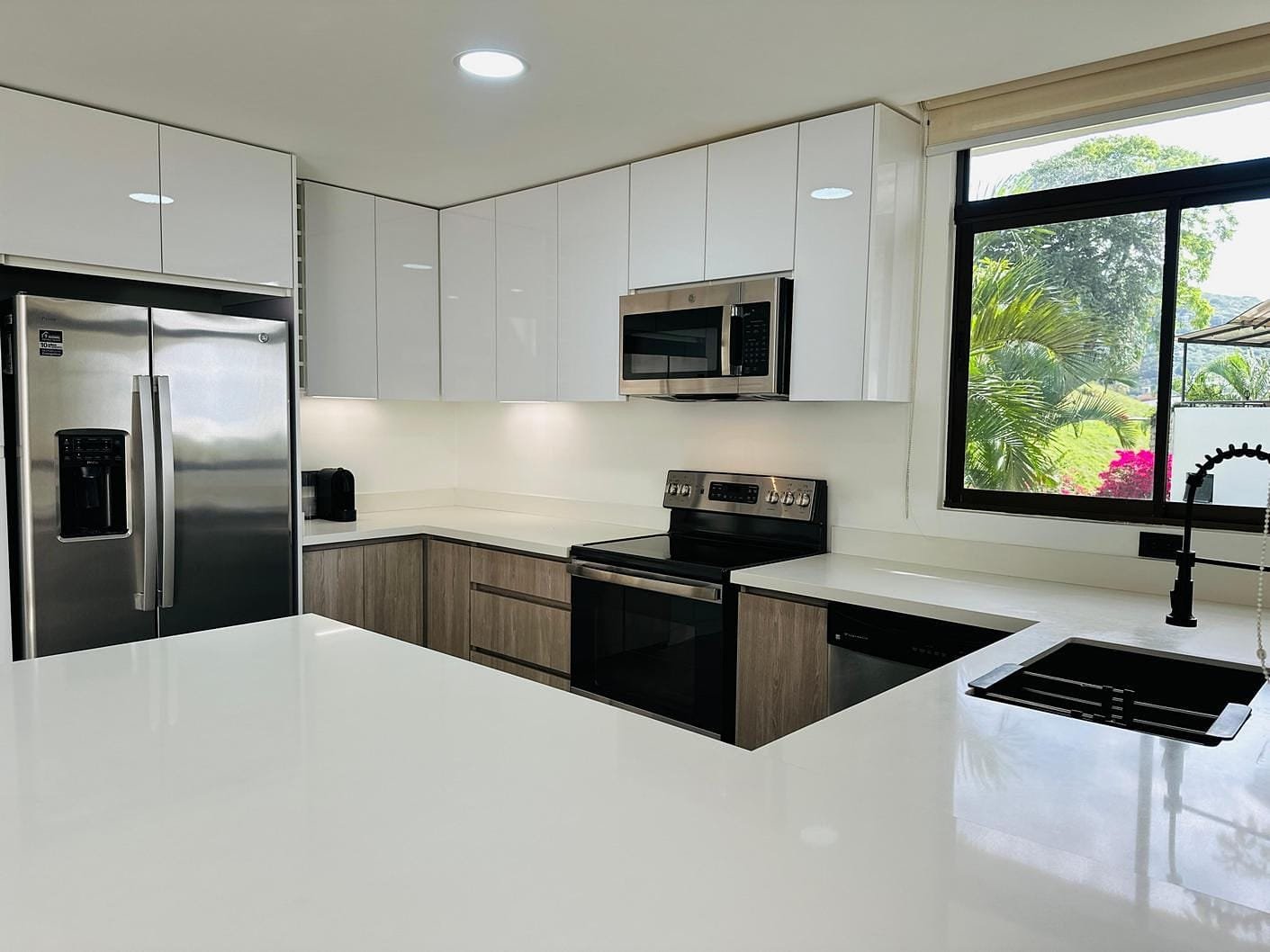 Newly Renovated Loft Penthouse in Avalon Country Club