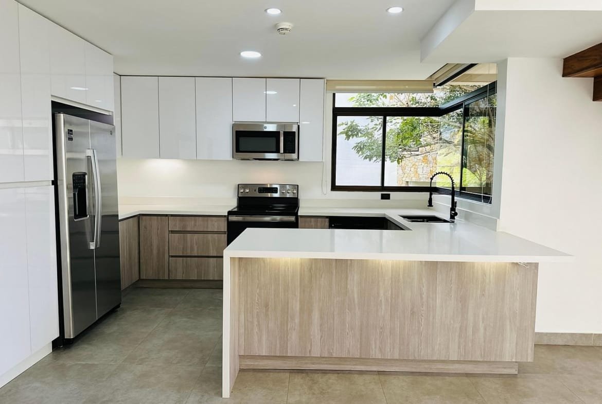 Newly Renovated Loft Penthouse in Avalon Country Club