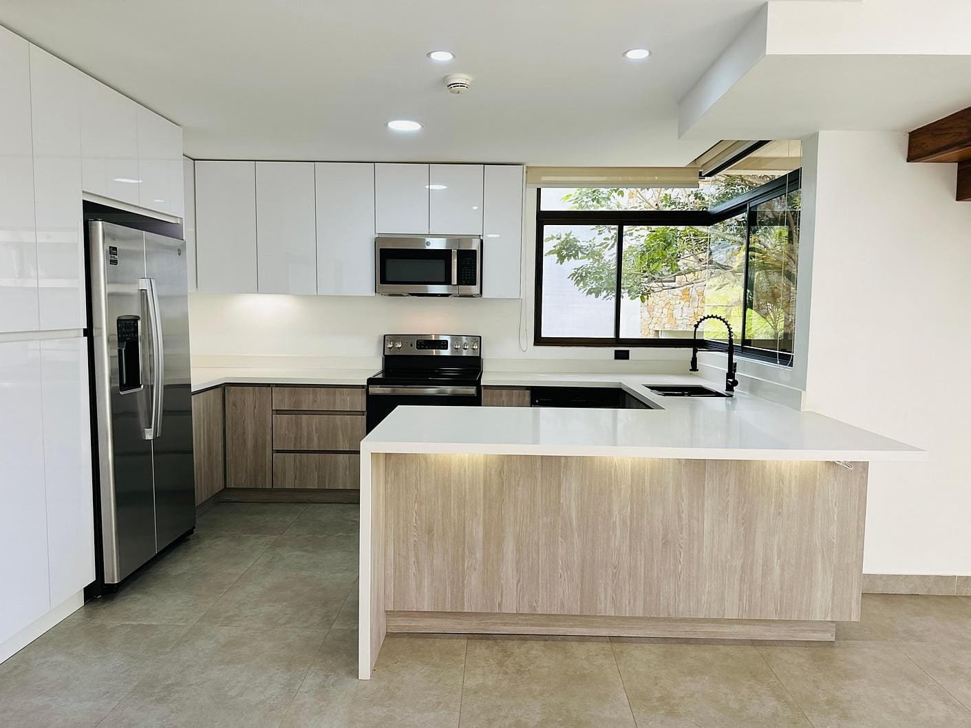 Newly Renovated Loft Penthouse in Avalon Country Club