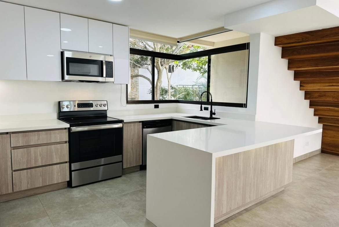 Newly Renovated Loft Penthouse in Avalon Country Club