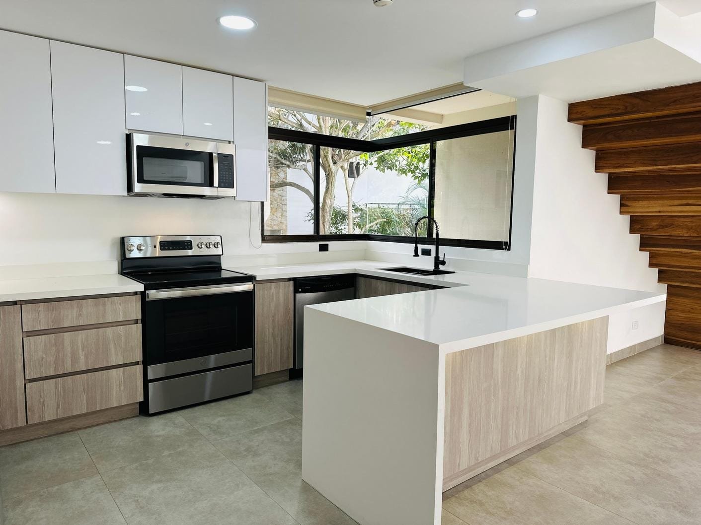 Newly Renovated Loft Penthouse in Avalon Country Club