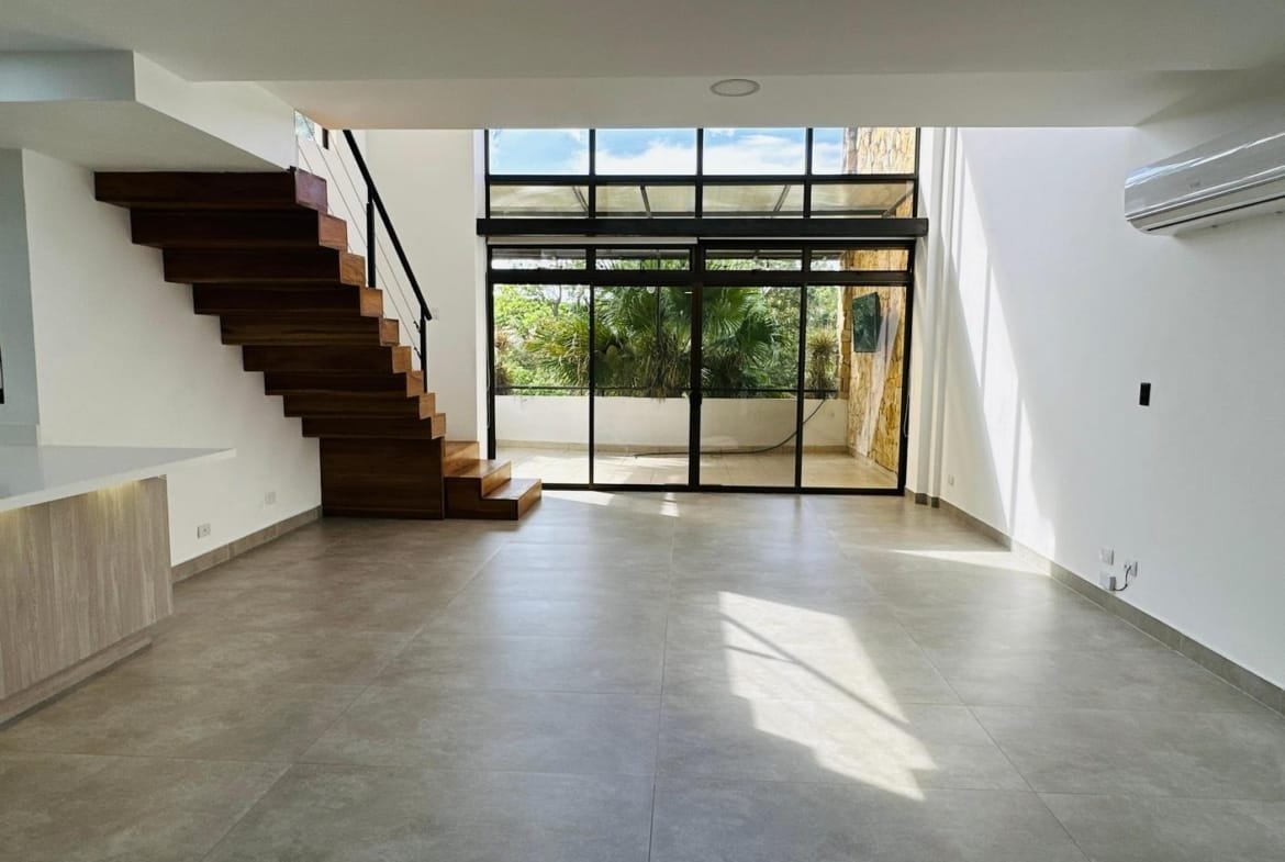 Newly Renovated Loft Penthouse in Avalon Country Club