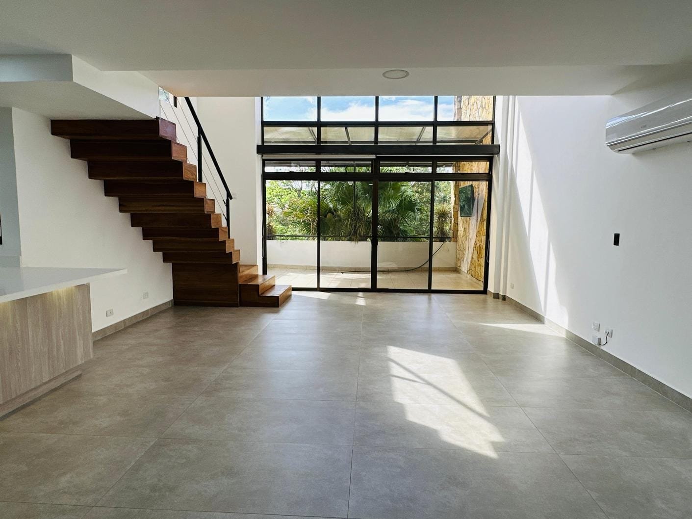 Newly Renovated Loft Penthouse in Avalon Country Club