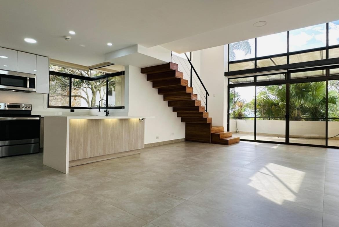 Newly Renovated Loft Penthouse in Avalon Country Club