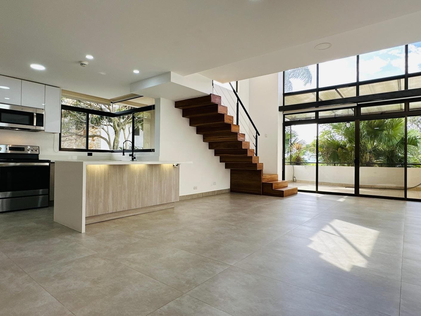 Newly Renovated Loft Penthouse in Avalon Country Club