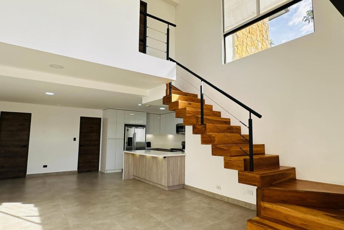 Newly Renovated Loft Penthouse in Avalon Country Club