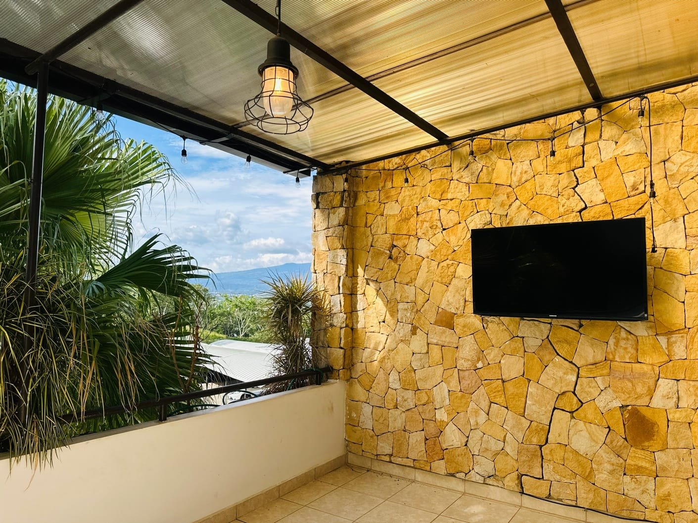Newly Renovated Loft Penthouse in Avalon Country Club