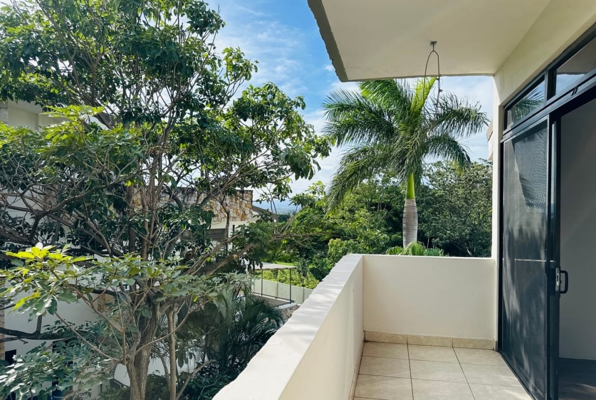 Newly Renovated Loft Penthouse in Avalon Country Club
