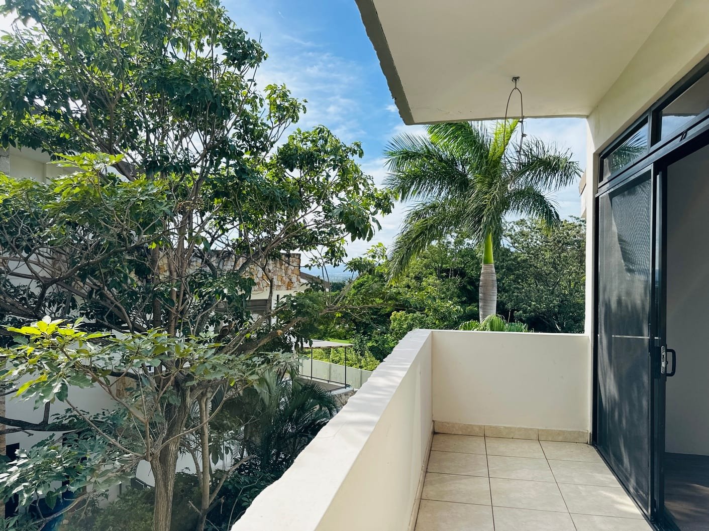 Newly Renovated Loft Penthouse in Avalon Country Club