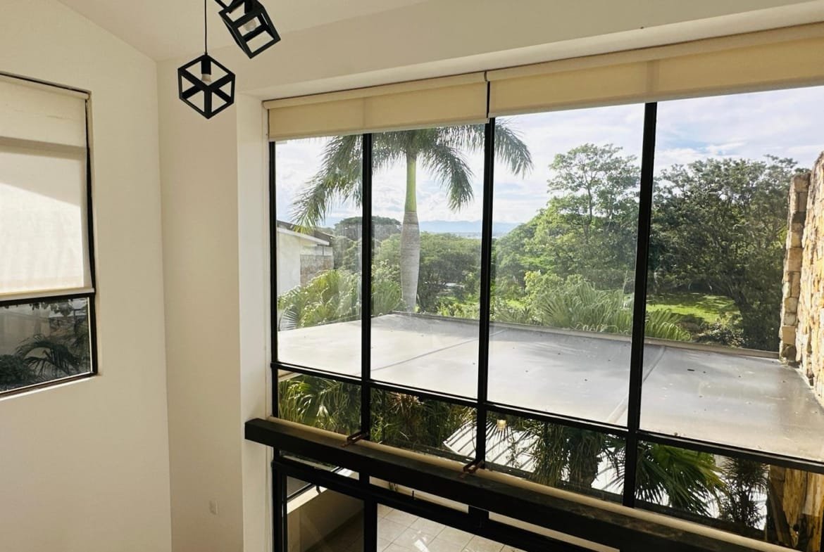 Newly Renovated Loft Penthouse in Avalon Country Club